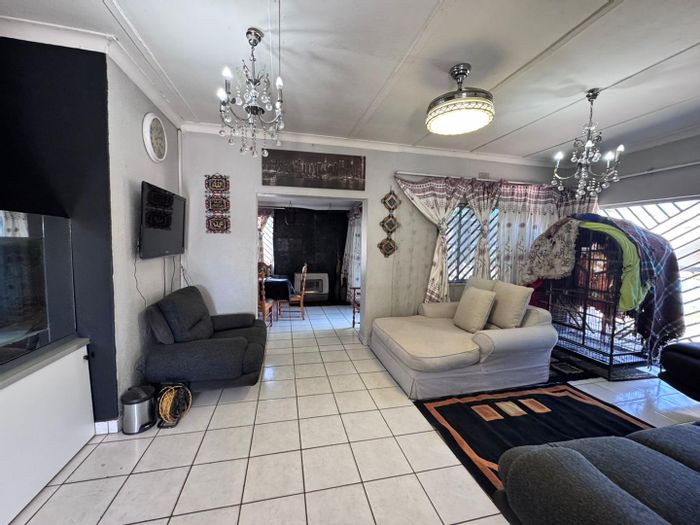 House for Sale in Rewlatch: Pool, Covered Braai, Guest Suite, Spacious Living Areas.