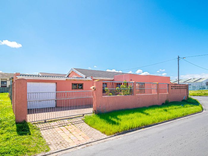 Penthouse For Sale in Grassy Park: 3 bedrooms, braai area, secure parking, fiber-ready.