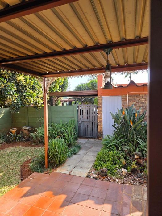 2-Bedroom townhouse in Doornpoort with private garden, garage, and fiber internet. To Rent.