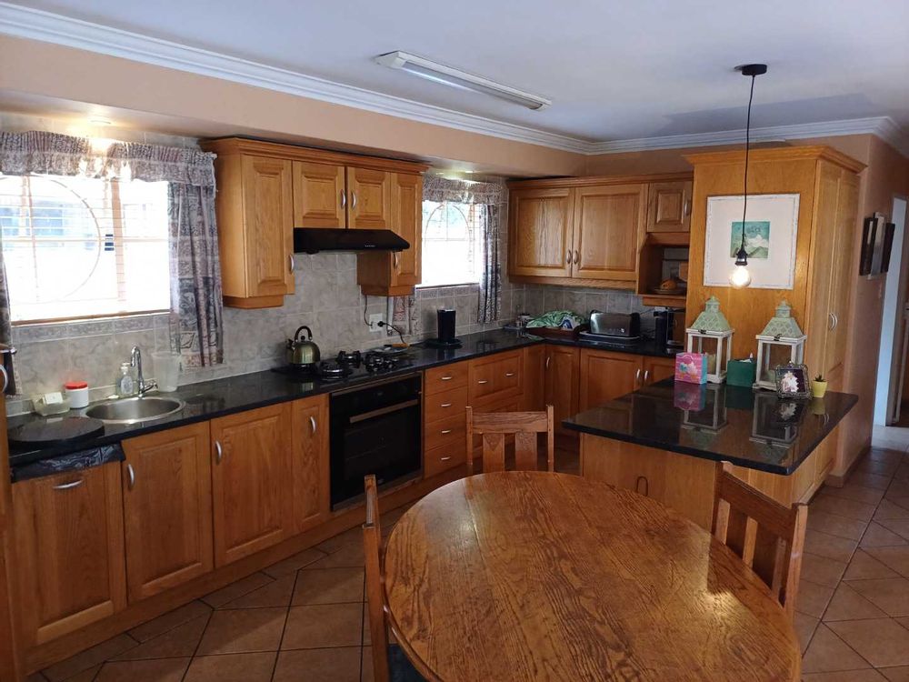 Fitted Kitchen with Granite Tops