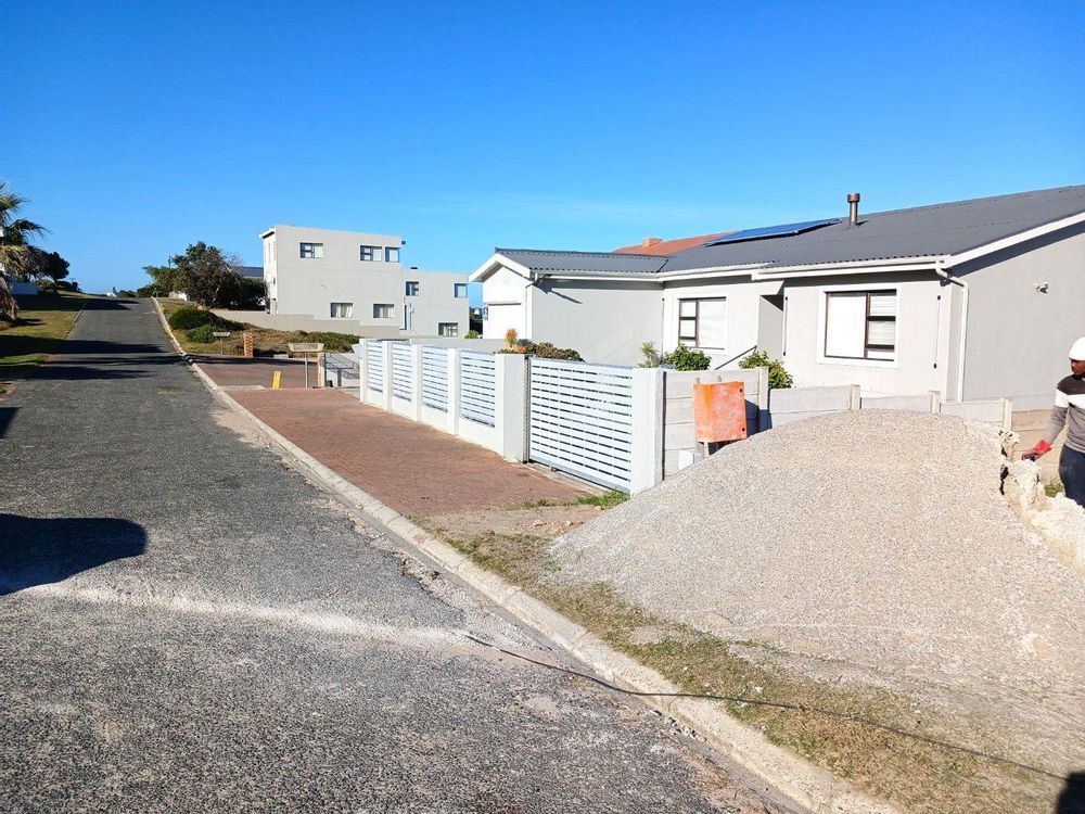 Houses across the Street from our Plot - now in the direction of Gansbaai.