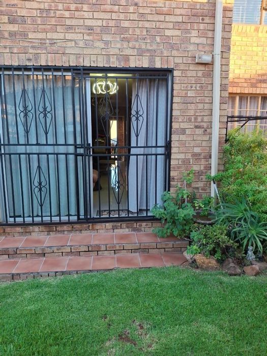 Elandspark Townhouse For Sale: 3 bedrooms, private garden, secure estate access.