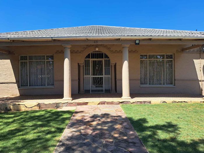 For Sale: Dual living house in Boksburg North with 6 bedrooms, ample parking.