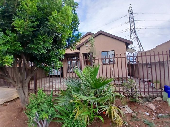 House for Sale in Soshanguve Ext: 2 Bedrooms, garden, covered parking for 2.