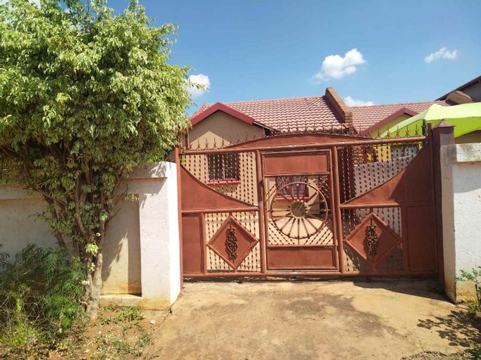 Soshanguve Ext House For Sale: 2 Bedrooms, near schools and shopping amenities.