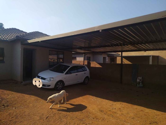 House for Sale in Soshanguve Ext: 3 bedrooms, 2 bathrooms, carport, near amenities.