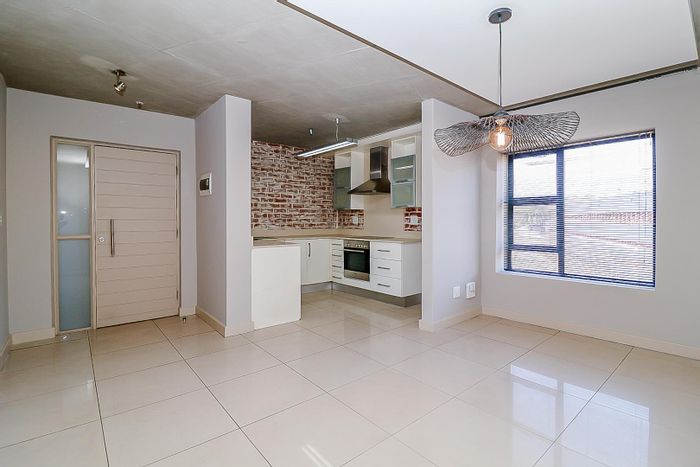 Spacious Bedfordview Central apartment with wrap-around balcony, fibre ready, to rent.