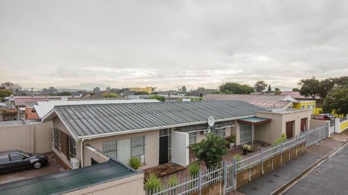 Five-bedroom house for sale in De Kuilen with rental units and secure parking.