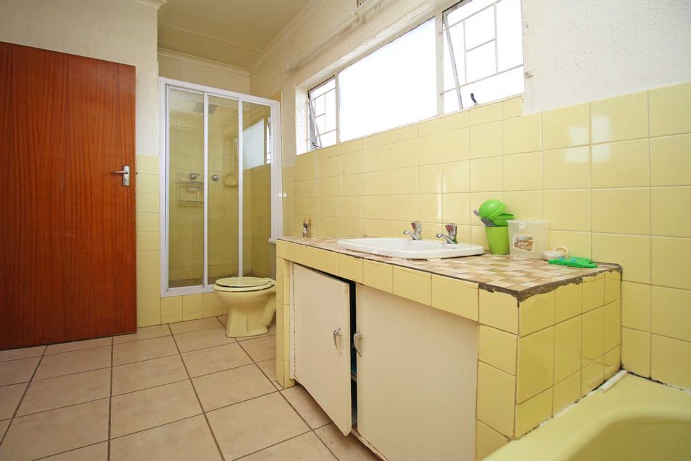 Bathroom 1 : Main Ensuite Bathroom with Shower, Bath Tub, Basin and Toilet.