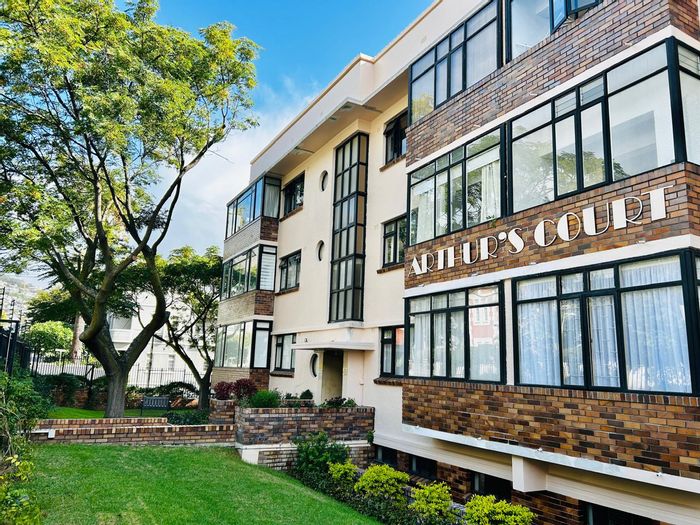Sea Point Apartment For Sale: 3 beds, balcony, parking, communal braai area.