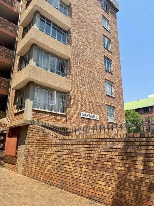 1-Bedroom Apartment in Hatfield To Rent: Secure, parking, communal garden, and braai facilities.