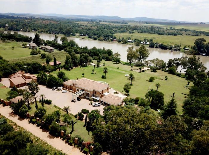 Stunning House for Sale in Vaal Dam Central with River Frontage and Cottages!