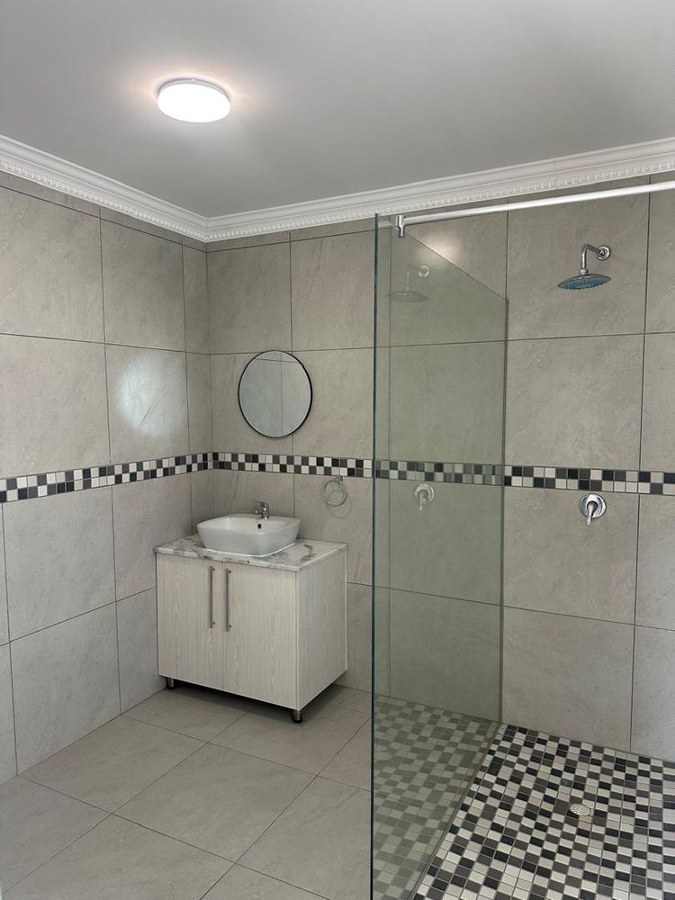 Bathroom to 2nd bedroom