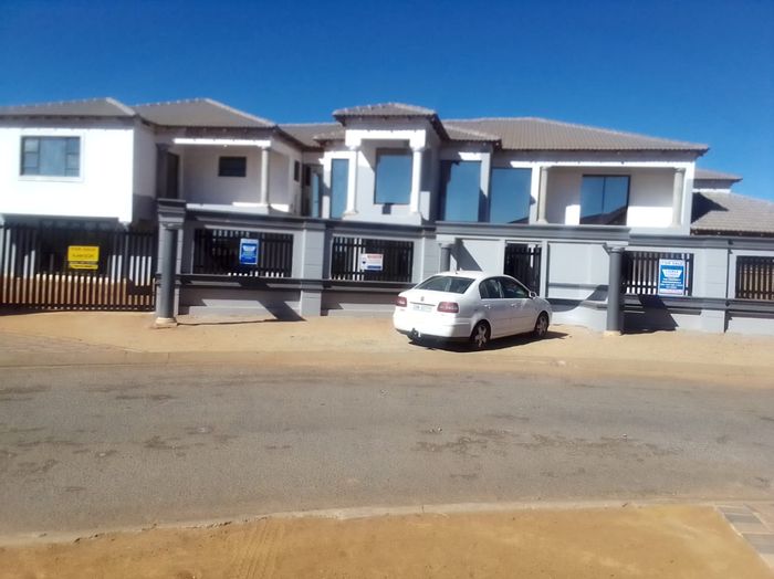 Expansive 6-Bedroom House for Sale in Carletonville Ext 1 with Pool & Braai Area