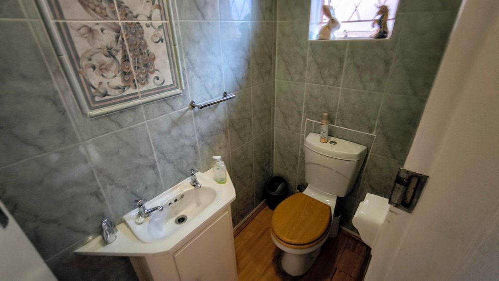 guest loo (downstairs)