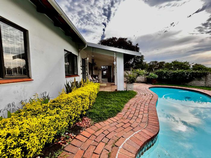 Glen Hills Townhouse For Sale: Private garden, pool, aircon, garage, and domestic quarters.