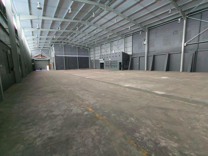 Industrial Warehouse To Rent in Bluff with 3-Phase Power and Yard Space.