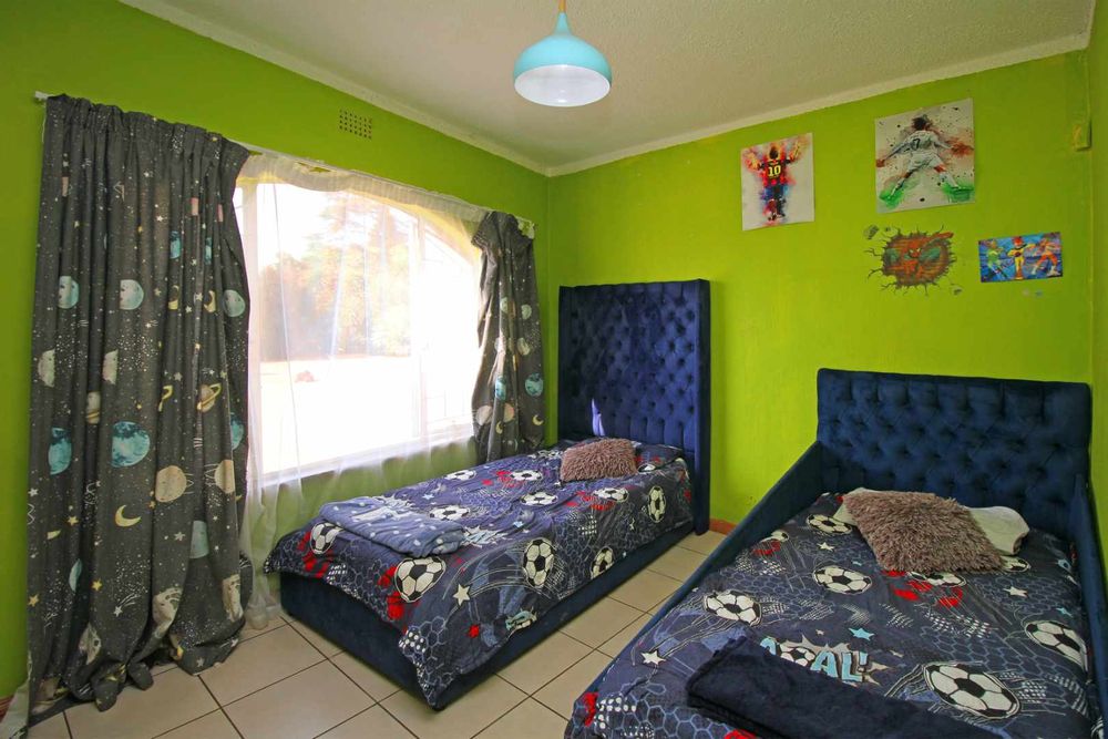 Bedroom No. 2 : Family Bedroom ideal for sharing with Twin Beds