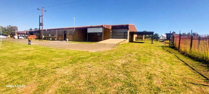 Industrial property in Randvaal to rent: workshop, offices, parking, 3-phase power.