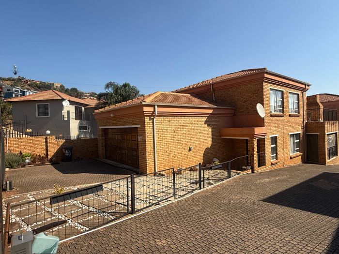 Property #2391670, Cluster Rental Monthly in Noordheuwel