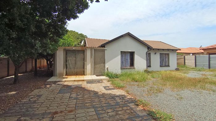 Clarina House For Sale: 3 bedrooms, spacious yard, near schools and shops.