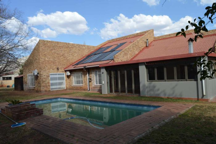 For Sale: Spacious 4-bedroom house in Henley On Klip with pool and security features.