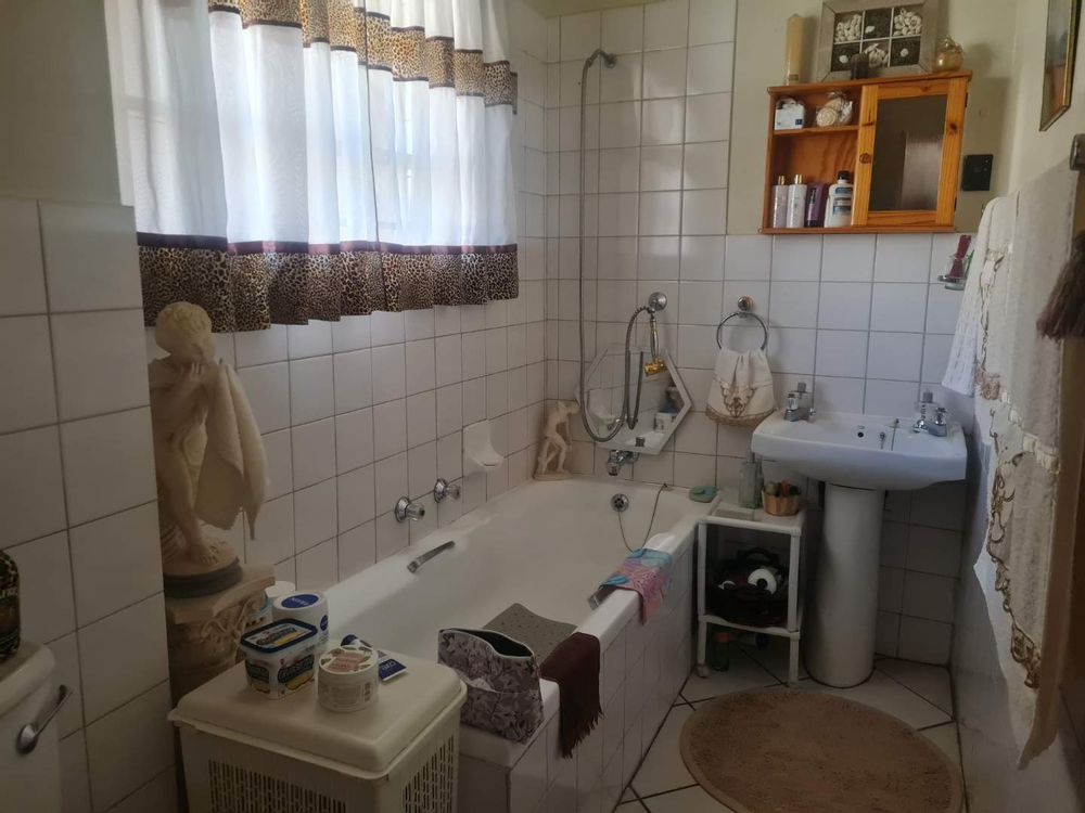 Bath with handshower