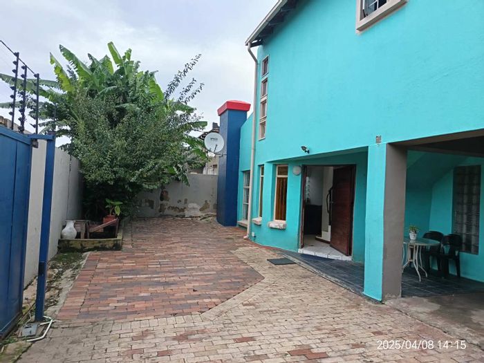 For Sale: Newlands House with 3 bedrooms, double garage, and courtyard amenities.