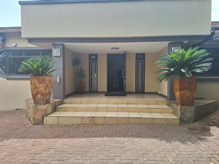 Edenvale Central Office For Sale: Six offices, boardroom, parking for 11 cars.