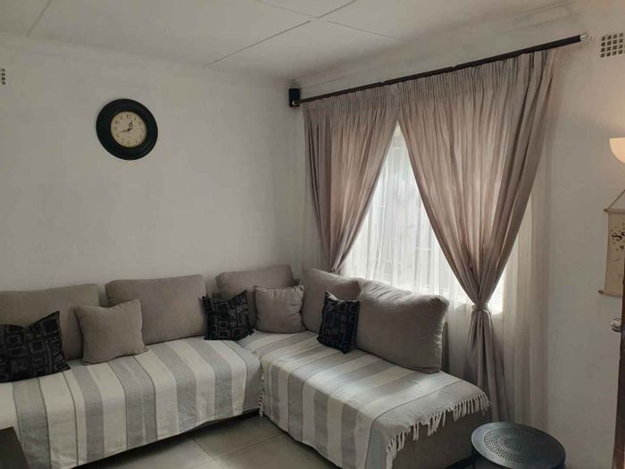 South Hills House For Sale: 3 Bedrooms, Garage, Braai Area, Ample Parking.