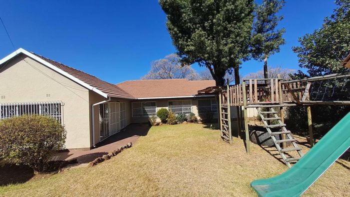 Randhart House To Rent: 3 bedrooms, study, large yard, close to amenities.