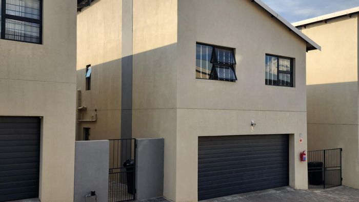 For Sale: Cashan Townhouse with 3 bedrooms, garden, braai area, and garage.