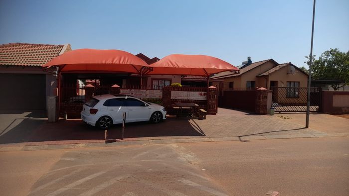 House for Sale in Soshanguve Ext: 3 Bedrooms, 2 Bathrooms, 4 Carports.