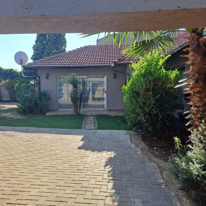 Property #2200652, House rental monthly in Dawn Park