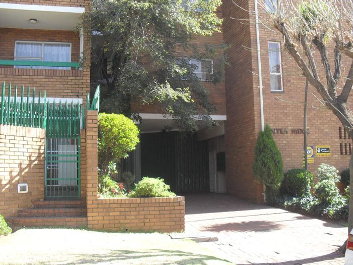 To Rent: Spacious Bedfordview Central Apartment with storeroom and secure parking.