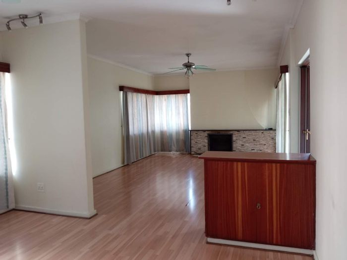 Lombardy East House To Rent: 4 beds, large garden, pet-friendly, secure living.