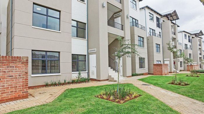 1-Bedroom Apartment To Rent in Wilgeheuwel with pool, clubhouse, and security.