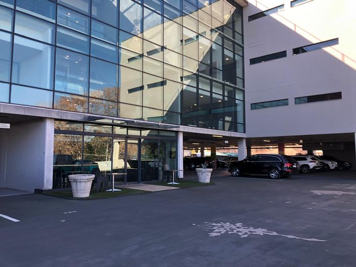 Office to Rent in Dunkeld: 252.15 m², on-site café, secure parking, backup power.