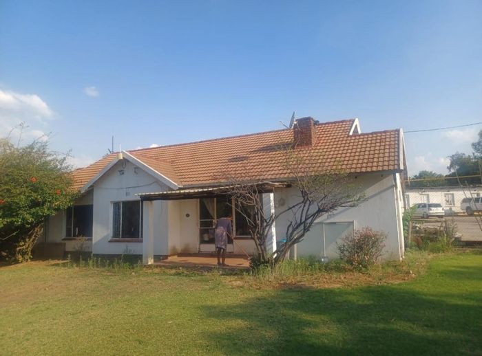 House To Rent in President Park: 2 Bedrooms, garden, parking, utilities included.