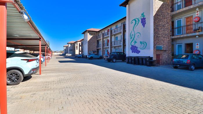 Ravenswood Apartment For Sale: 2 Bedrooms, pet-friendly garden, secure parking available.