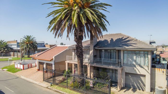 For Sale: Spacious 5-bedroom house in Actonville with garden, security, and staff quarters.