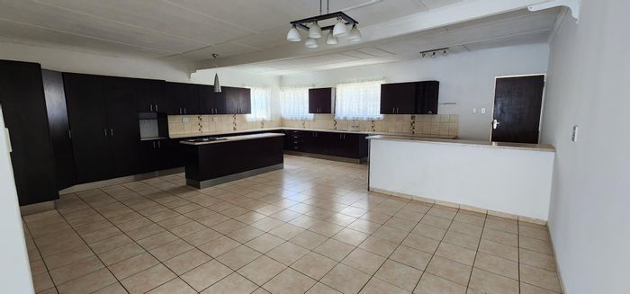 Kleine Kuppe House For Sale: 4 ensuite bedrooms, pool, entertainment area, double garage.