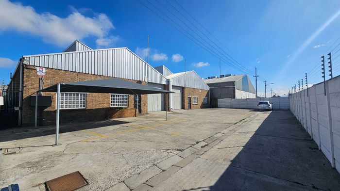 Industrial property in Beaconvale to rent with dedicated yard and secure parking.