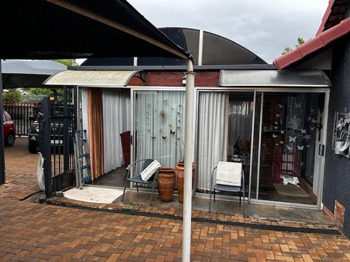 Cottage to Rent in Brackendowns: 1 Bedroom, Private Garden, Prepaid Electricity.