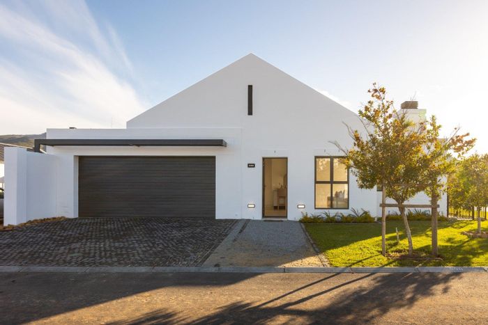 For Sale: House in Paarl North with inverter, green spaces, and amenities.