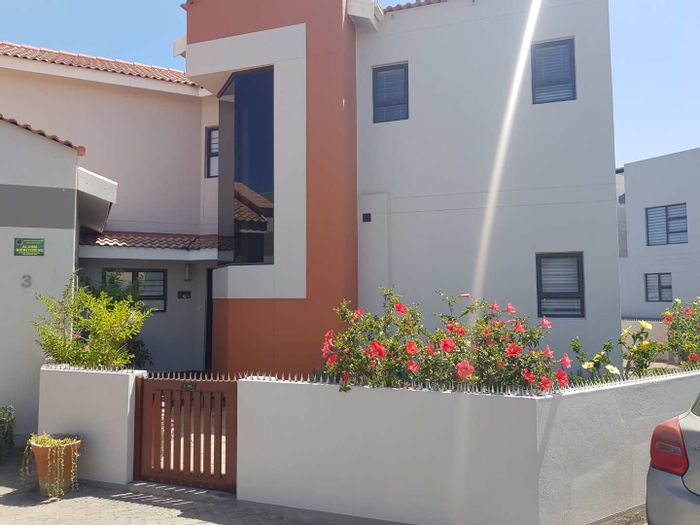 Long Beach House For Sale: 4 beds, 4 baths, outdoor BBQ, study, garages.
