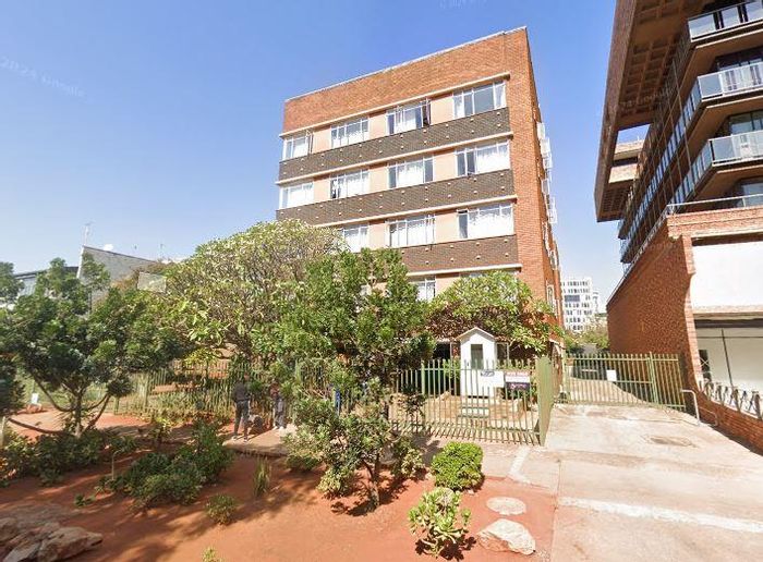 Versatile 2-bedroom apartment in Hatfield, close to amenities and transport links.