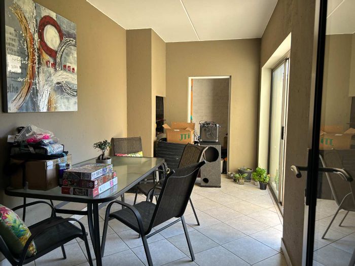 Goedeburg Townhouse To Rent: 2 beds, enclosed patio, security, pet-friendly, parking.