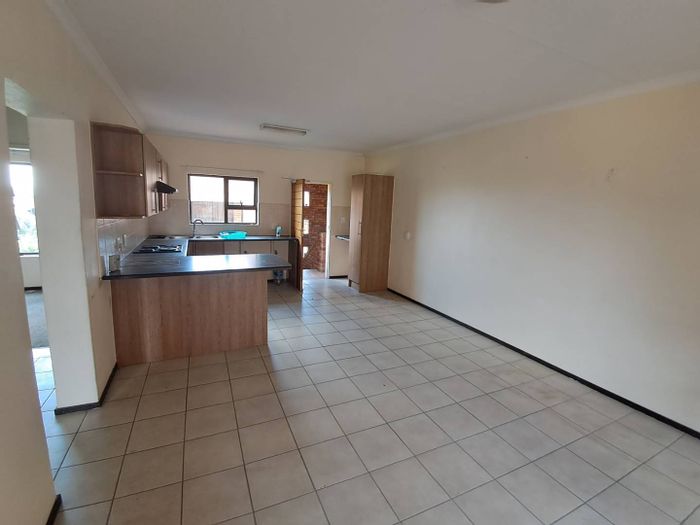 Northwold Apartment To Rent: Spacious layout, pool access, and convenient transport links.