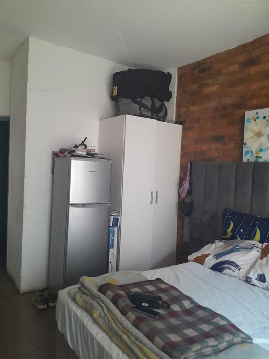 Maboneng Cottage To Rent: Furnished, ground floor, vibrant urban lifestyle awaits.